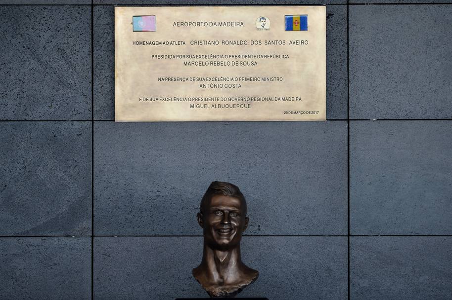 La targa che certifica l&#39;omaggio a Cristiano Ronaldo sopra la statua dedicata sempre al fuoriclasse portoghese che, insieme ai compagni di Nazionale, ha conquistato lo scorso anno il titolo di Campione d&#39;Europa. Getty